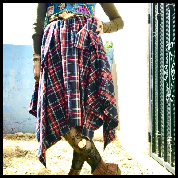 Dresses & Skirts - 🧷”WESTWOODESQUE”🪐Plaid skirt w/front pockets!